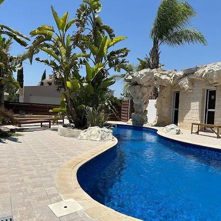 Majestic Gardens 10 Minutes From Larnaka Airport Apartment *