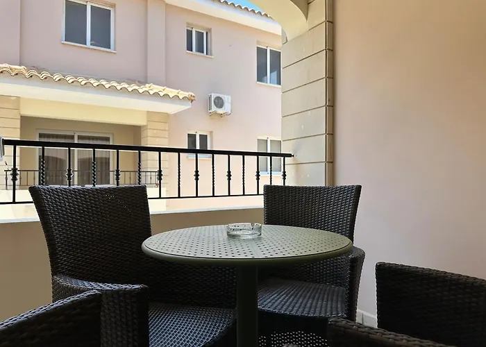 Majestic Gardens 10 Minutes From Airport Appartement Tersephanou