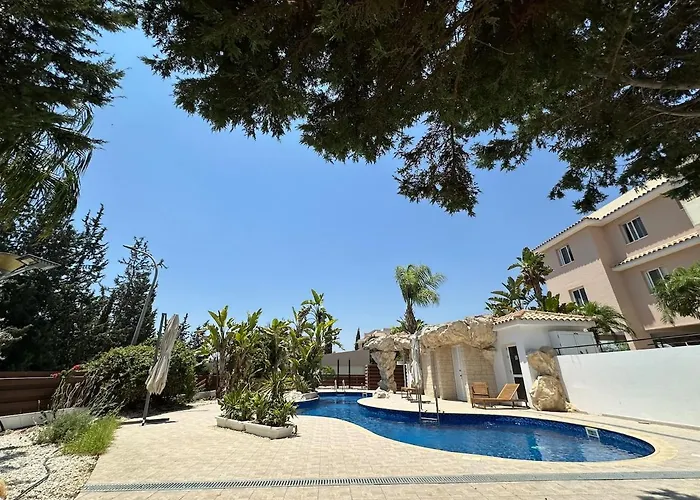 Majestic Gardens 10 Minutes From Larnaka Airport Apartmán *