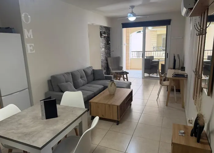 Majestic Gardens 10 Minutes From Airport Appartement Tersephanou