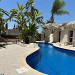 Majestic Gardens 10 Minutes From Larnaka Airport アパート *
