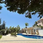 Majestic Gardens 10 Minutes From Larnaka Airport شقة *
