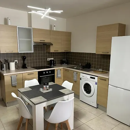 Majestic Gardens 10 Minutes From Airport Апартаменты Ларнака