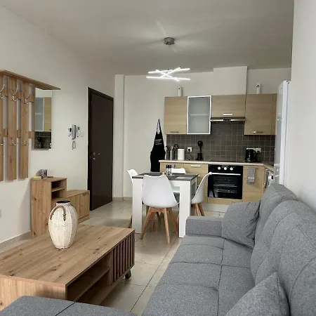 Majestic Gardens 10 Minutes From Airport Апартаменты Ларнака