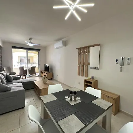 Апартаменты Majestic Gardens 10 Minutes From Airport