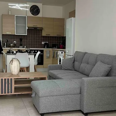 Majestic Gardens 10 Minutes From Airport * Ларнака