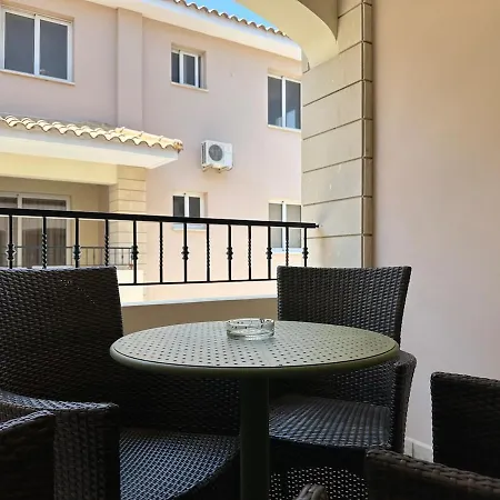 Majestic Gardens 10 Minutes From Airport Апартаменты Ларнака