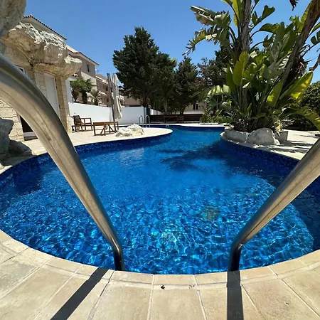 Апартаменты Majestic Gardens 10 Minutes From Airport Ларнака