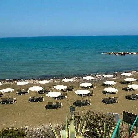 Majestic Gardens 10 Minutes From Larnaka Airport Апартаменты Терсефану