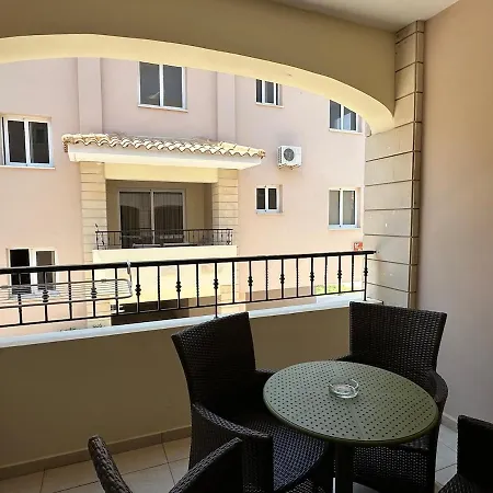 Majestic Gardens 10 Minutes From Larnaka Airport Апартаменты *