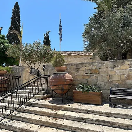 Majestic Gardens 10 Minutes From Larnaka Airport Апартаменты *
