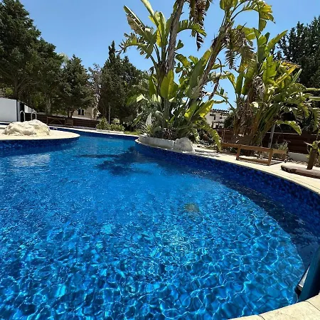 Апартаменты Majestic Gardens 10 Minutes From Larnaka Airport Терсефану