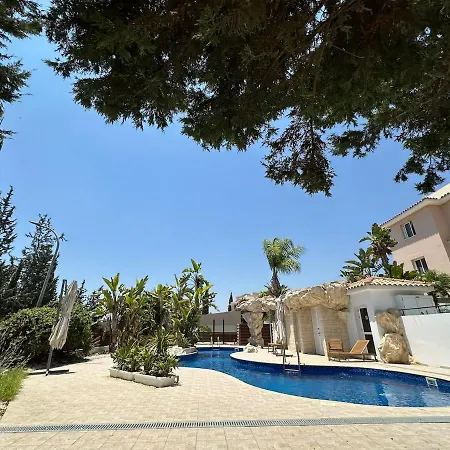 Majestic Gardens 10 Minutes From Larnaka Airport Апартаменты *