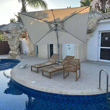 Majestic Gardens 10 Minutes From Larnaka Airport Апартаменты